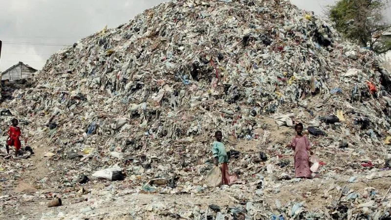 Africa discarica d’Europa: come funziona il business criminale dei rifiuti che passa dall’Italia