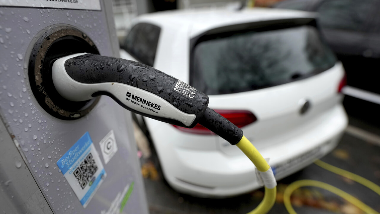 Bruxelles lancia l'allarme sulle auto elettriche: "Non siamo pronti a dire addio alla benzina"