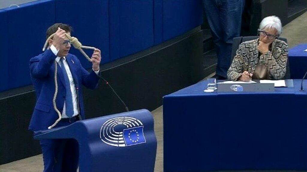 Ciocca sospeso dal Parlamento europeo: mostrò un cappio in Aula a Lagarde