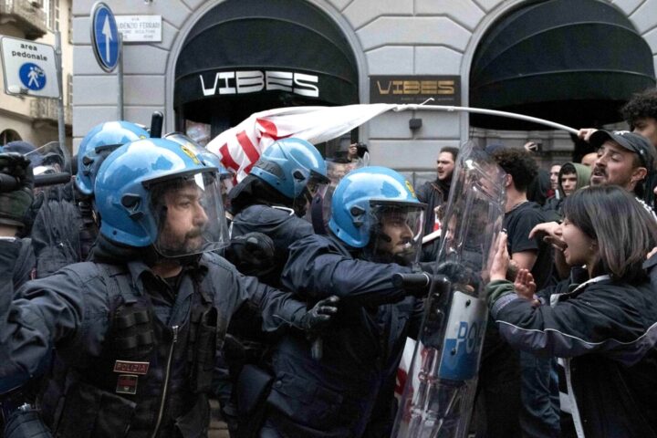 Protesta al G7 sul clima, scontri tra polizia e manifestanti: usati idranti e lacrimogeni