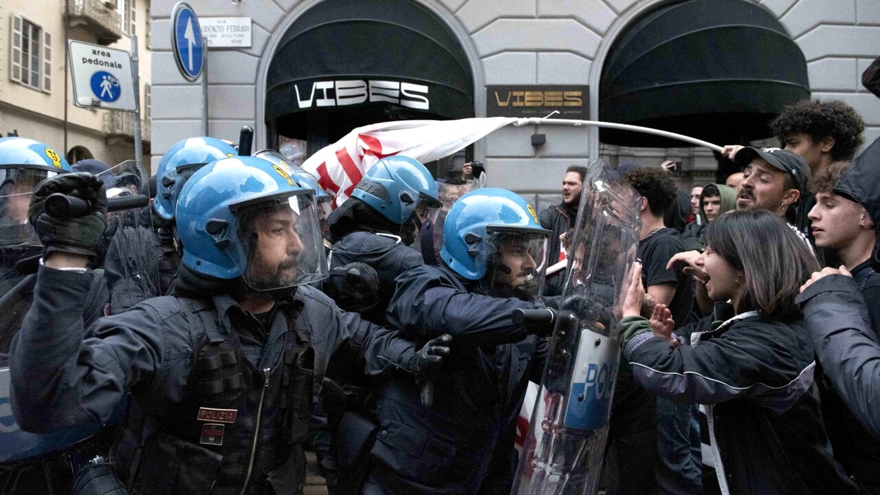 Protesta al G7 sul clima, scontri tra polizia e manifestanti: usati idranti e lacrimogeni