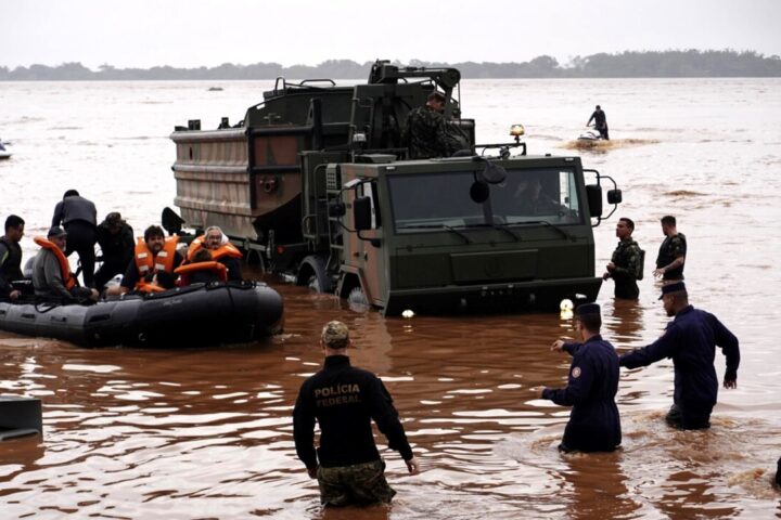 Alluvioni in Brasile, almeno 78 morti: gli impressionanti video di città e aeroporti sommersi dall'acqua