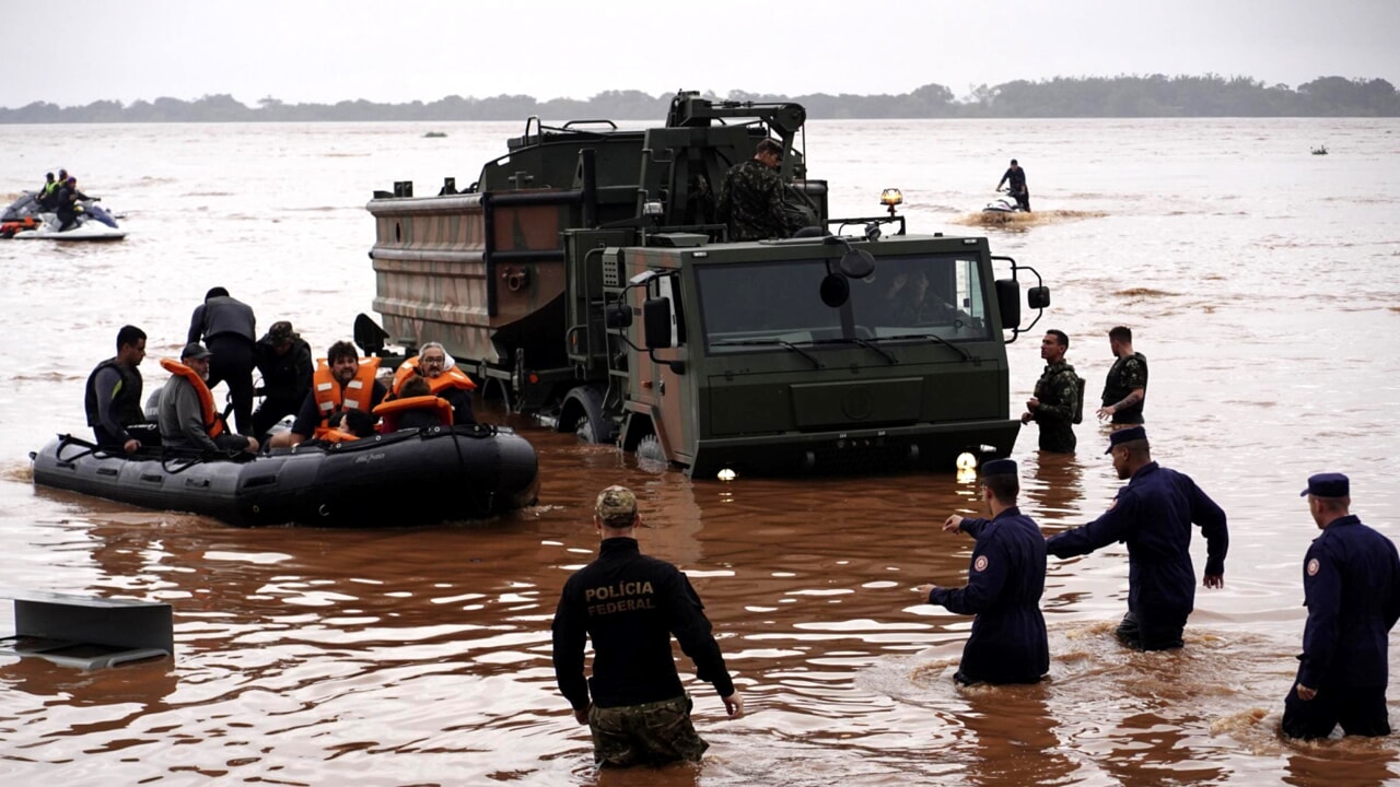 Alluvioni in Brasile, almeno 78 morti: gli impressionanti video di città e aeroporti sommersi dall'acqua