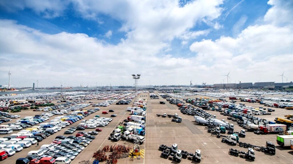 Come i porti europei sono diventati il parcheggio delle auto elettriche invendute