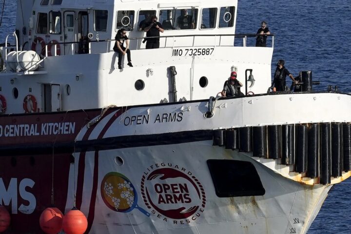 Corridoi umanitari per migranti e visti più semplici, le richieste di Open Arms ai candidati