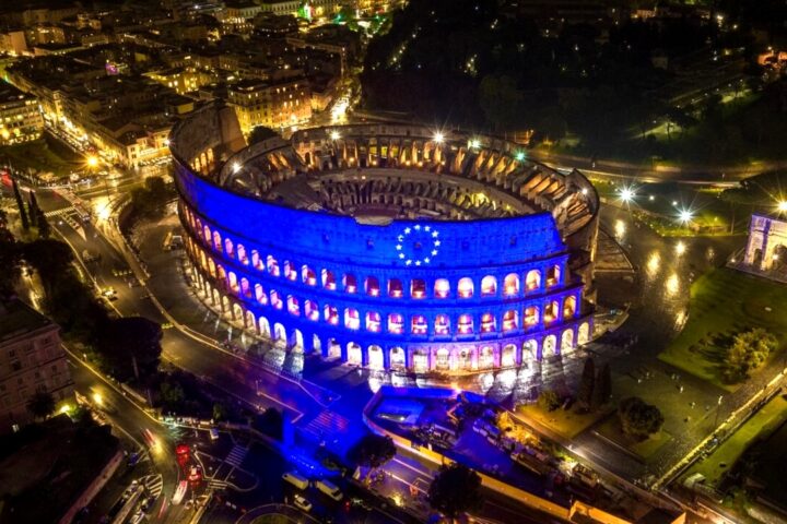 Dall'Arco della pace a Milano al Colosseo a Roma: l'Italia si illumina con i colori dell'Ue