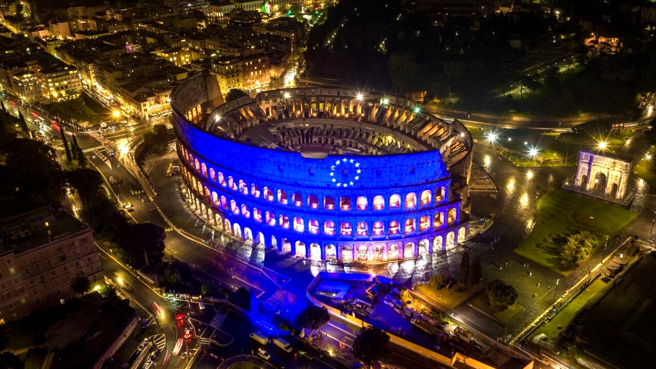 Dall'Arco della pace a Milano al Colosseo a Roma: l'Italia si illumina con i colori dell'Ue