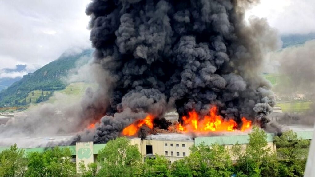 Enorme incendio distrugge lo stabilimento Alpitronic a Bolzano: foto e video
