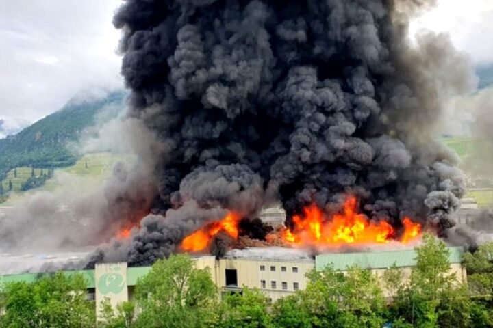 Enorme incendio distrugge lo stabilimento Alpitronic a Bolzano: foto e video