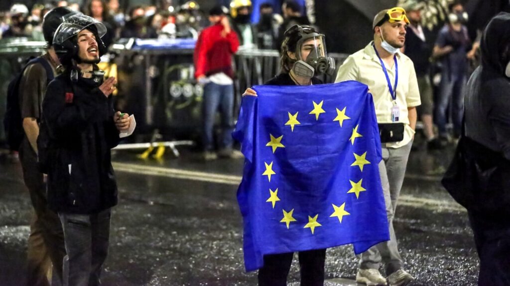 In Georgia ancora proteste pro Ue, scontri e feriti. Von der Leyen: "Paese al bivio"