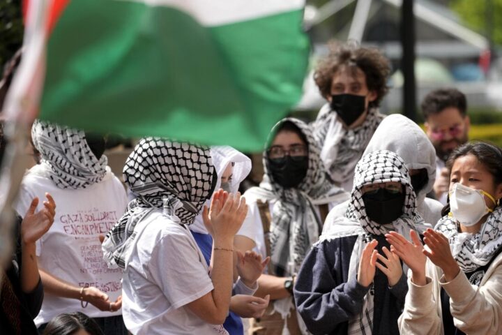 La polizia irrompe alla Columbia University: manifestanti pro Palestina arrestati