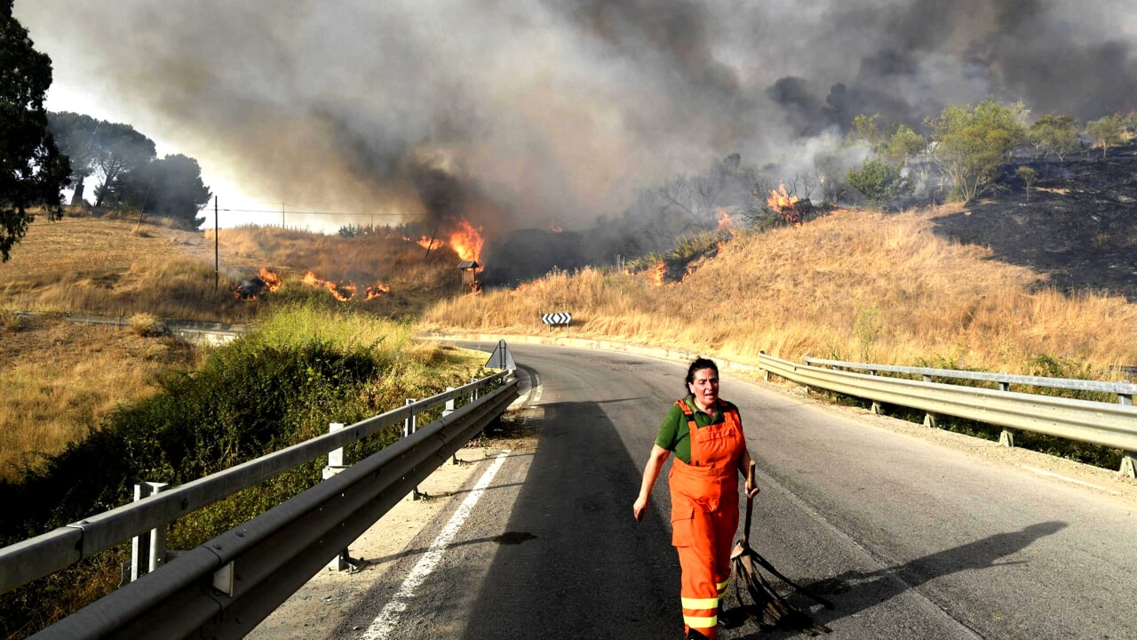 Mezza Italia tra siccità e rischio incendi. Ma i vigili del fuoco sono "ai corsi" per far carriera