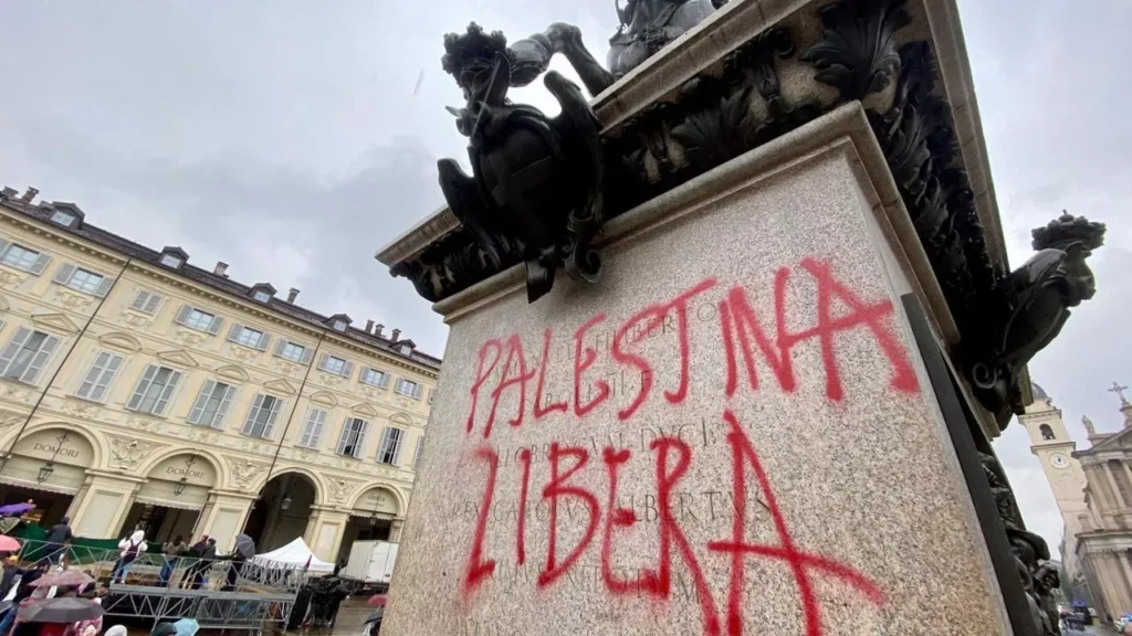 Primo Maggio senza incidenti a Torino, imbrattato con una scritta pro Palestina il Cavàl 'd Brons