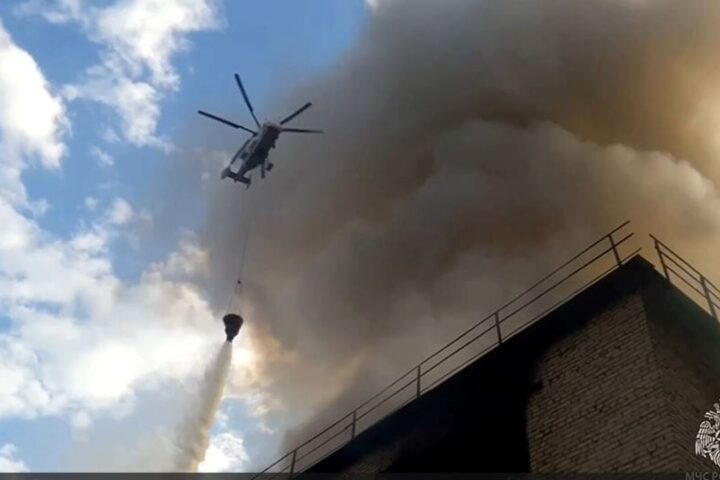 Maxi incendio a Mosca: in fiamme un magazzino di 4mila metri quadri