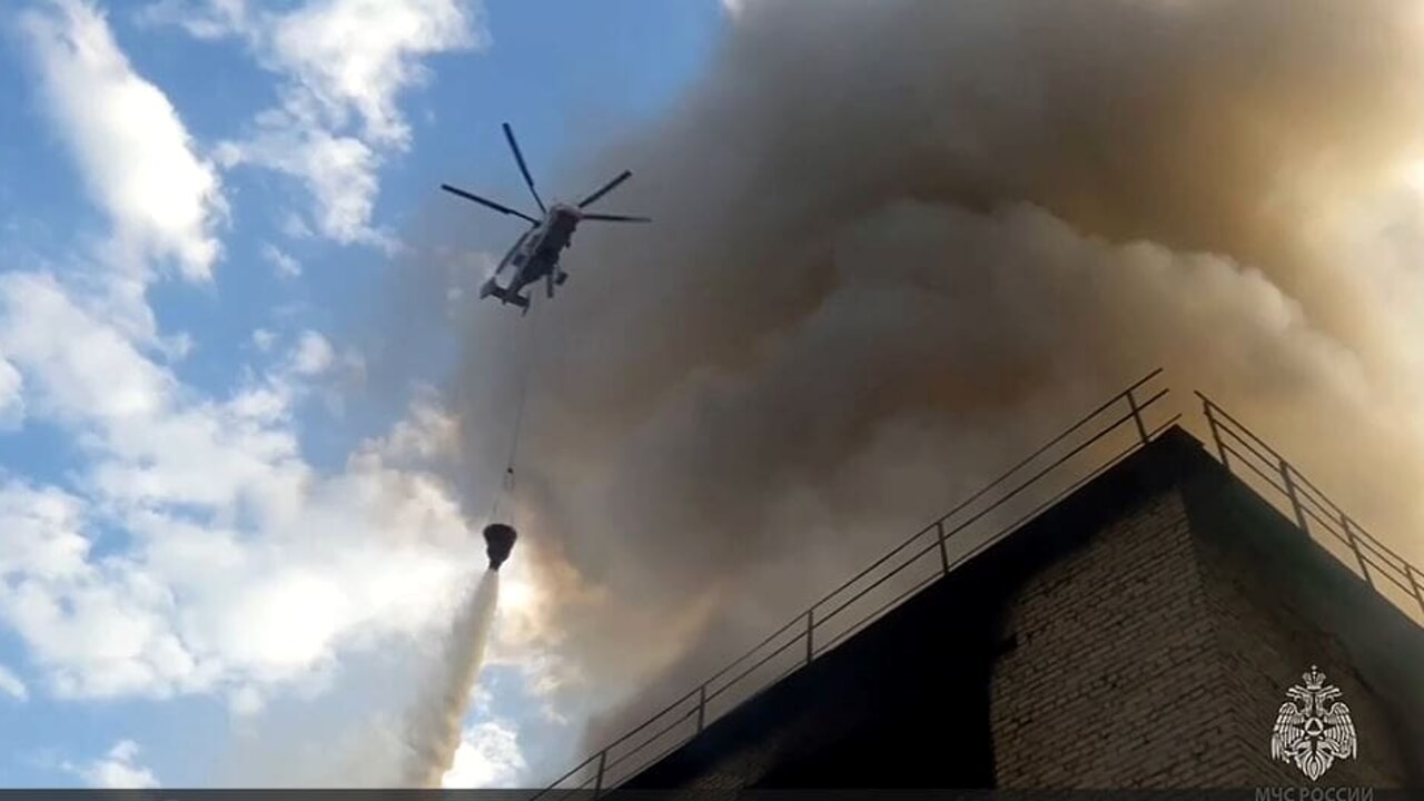Maxi incendio a Mosca: in fiamme un magazzino di 4mila metri quadri