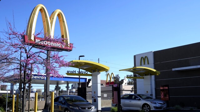 Il Paese in cui l'influenza aviaria cambia gli orari della colazione al McDonald's