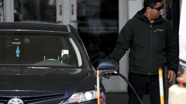 Perché il passo indietro sul divieto alle auto a benzina è più vicino