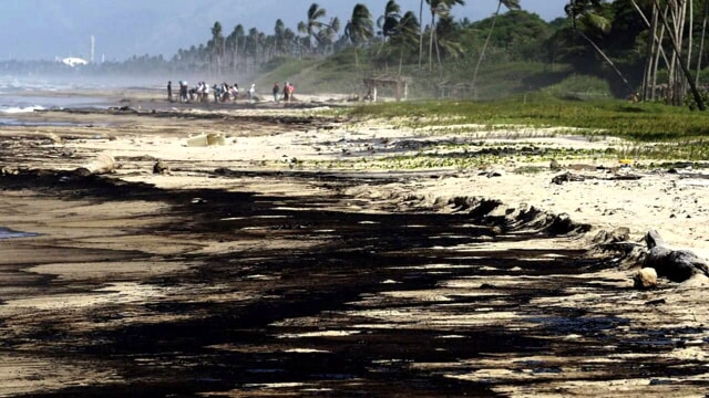 Enorme macchia di petrolio colpisce le coste del Venezuela