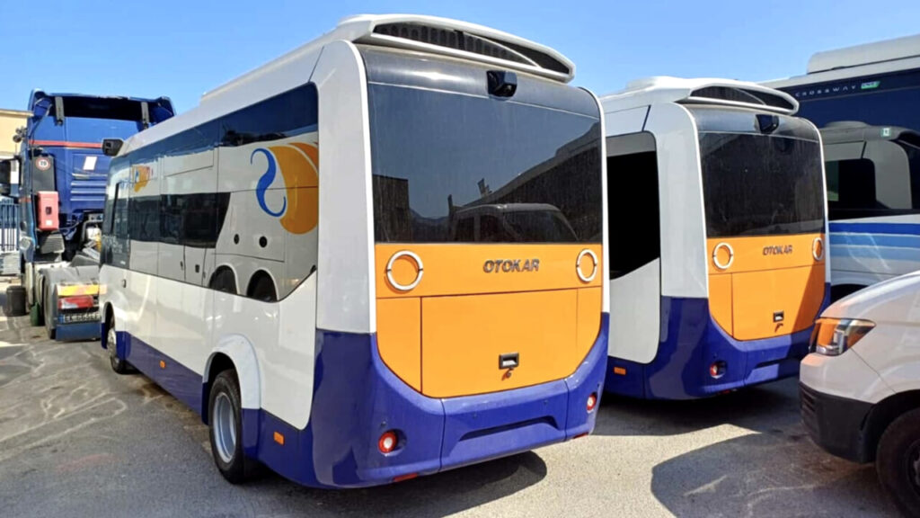 Il Comune compra 35 autobus elettrici, ma manca il caricabatterie: fermi