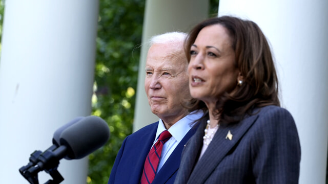 Kamala Harris in testa nei sondaggi. E Trump posta una foto-fake: "È comunista"