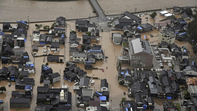 Alluvione in Giappone, diversi morti: "In due giorni è caduta la pioggia prevista per tutto il mese"