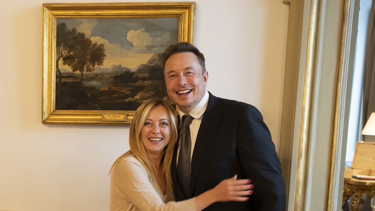 L'abbraccio a Elon Musk: cosa c'è dietro il "Trumpismo" di Meloni