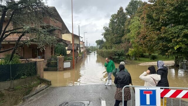 L'allerta meteo diventa rossa: "Evacuazioni in corso e scuole chiuse"