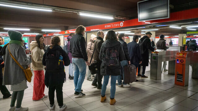 Lo sciopero dei trasporti di oggi: caos per metro, bus e tram. Tutti gli orari