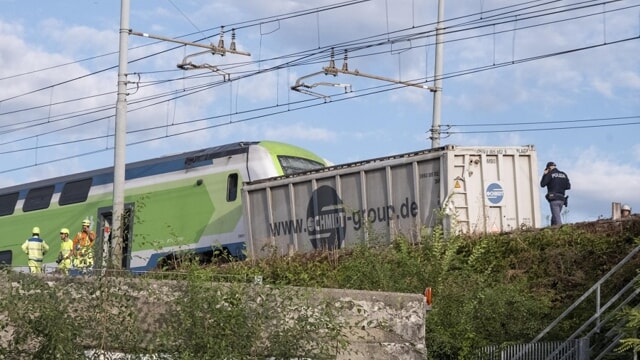 Treno deraglia: container si stacca e colpisce un vagone