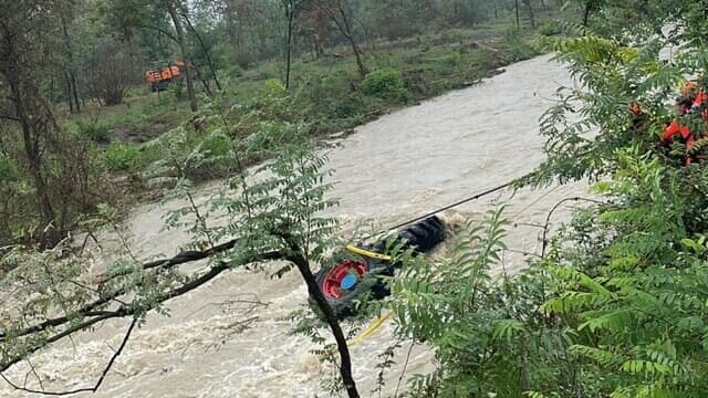 Allerta rossa e arancione, il maltempo fa paura: crollano due ponti, disperso un uomo travolto dal torrente in piena