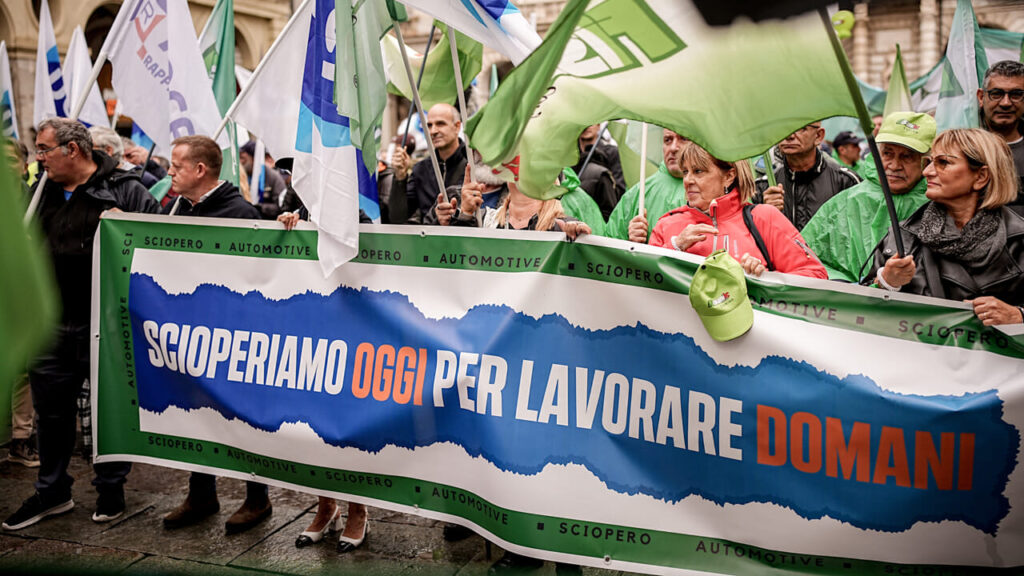 Gli operai dell'automotive scioperano oggi: "C'è il rischio concreto di cancellare i posti di lavoro"