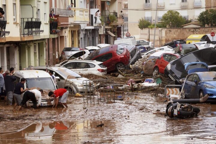 L'alluvione del secolo piega la Spagna: oltre 90 morti e decine di dispersi, la polemica per i soccorsi e la nuova allerta -- L'alluvione del secolo piega la Spagna: il bilancio delle vittime e la nuova allerta meteo