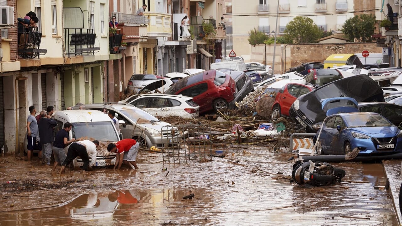 L'alluvione del secolo piega la Spagna: oltre 90 morti e decine di dispersi, la polemica per i soccorsi e la nuova allerta -- L'alluvione del secolo piega la Spagna: il bilancio delle vittime e la nuova allerta meteo