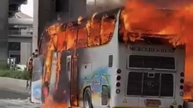 Scuolabus prende fuoco, a bordo decine di bambini: è strage