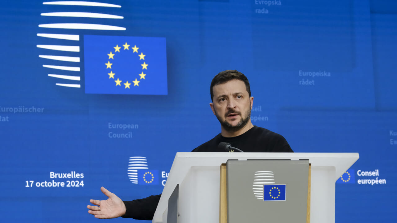 Zelensky: "Adesione alla Nato altrimenti torniamo al nucleare"