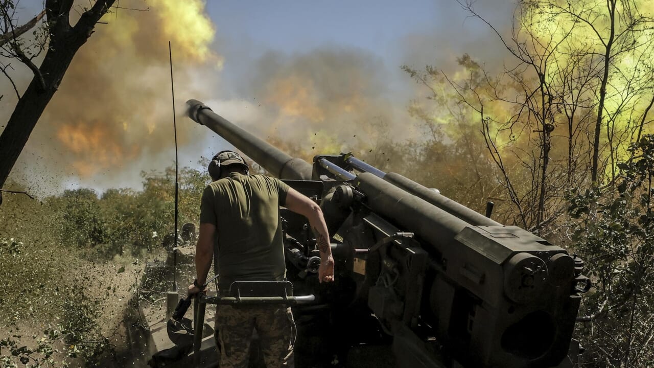 "Nessun limite all'uso di armi americane": la svolta che potrebbe cambiare la guerra in Ucraina