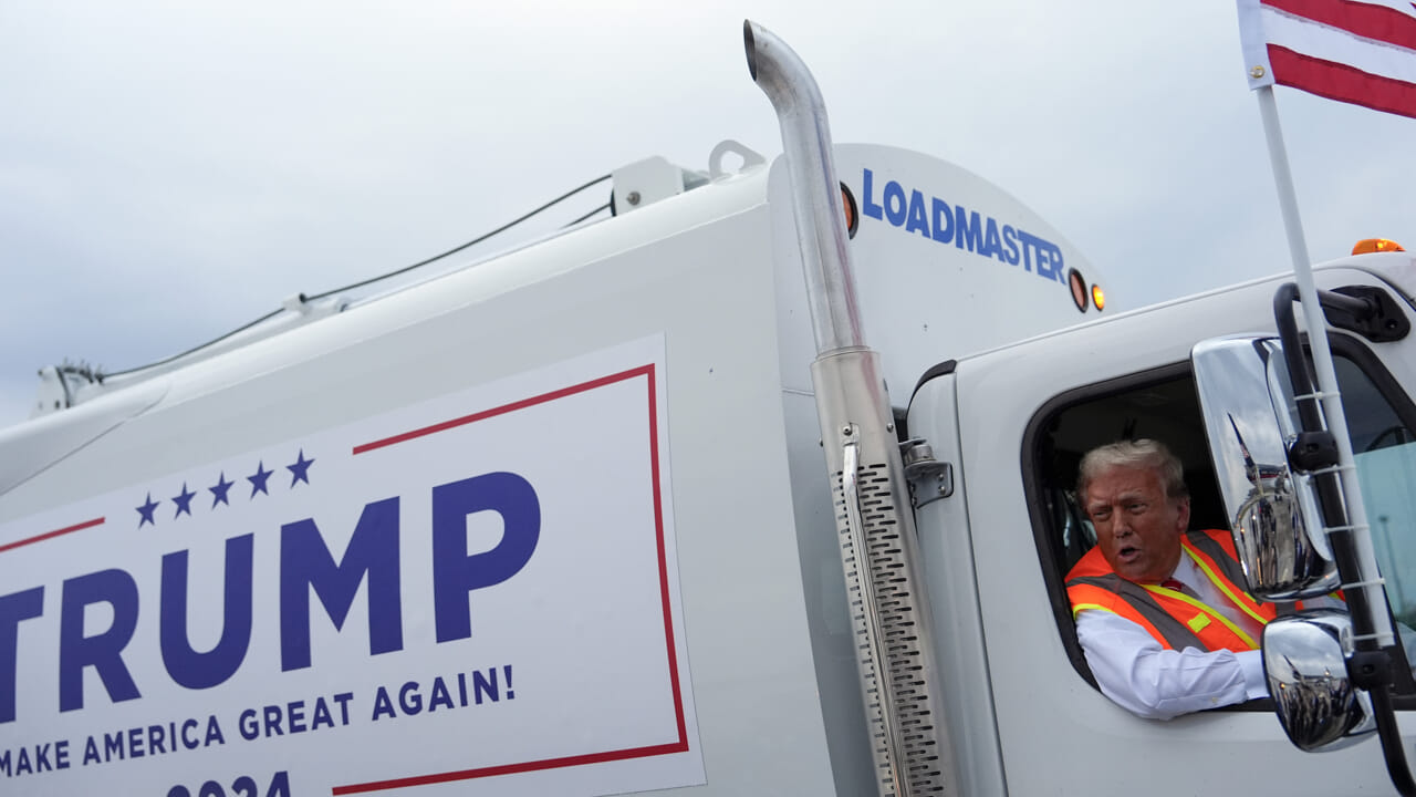 Donald Trump alla guida di un camion della spazzatura: "È in onore di Kamala Harris e Joe Biden" -- Donald Trump alla guida di un camion della spazzatura: "È in onore di Kamala Harris e Joe Biden"