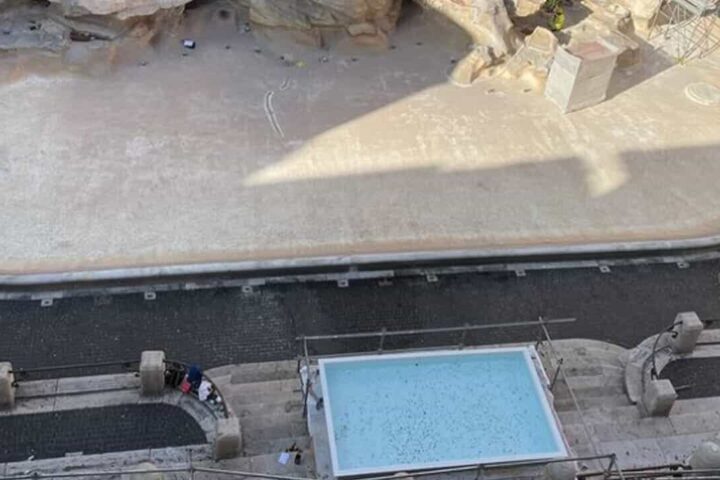 La Fontana di Trevi si svuota: i turisti lanciano le monetine in una piscina