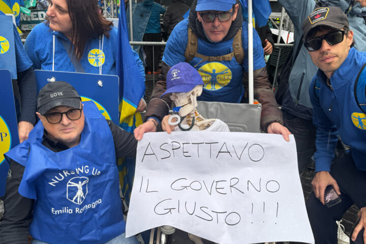 La sanità si ferma contro il governo Meloni: "Eravamo gli eroi delle corsie, ora siamo sottopagati e subiamo violenze"