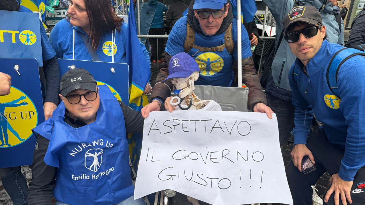 La sanità si ferma contro il governo Meloni: "Eravamo gli eroi delle corsie, ora siamo sottopagati e subiamo violenze"