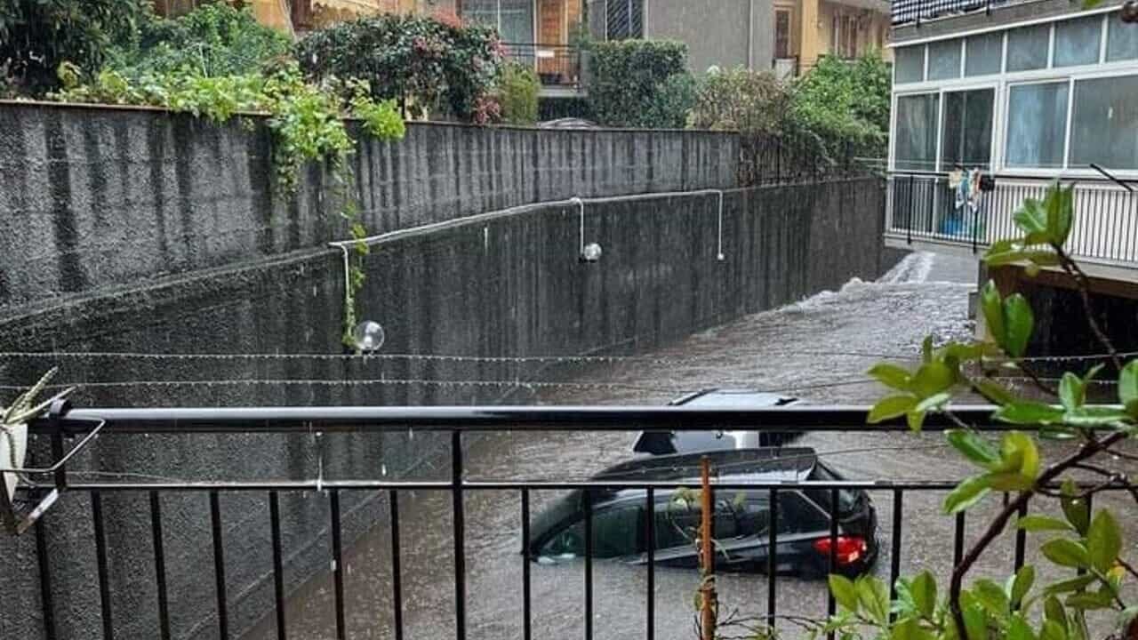 Maltempo nel Catanese: fiumi d'acqua e auto trascinate in mare. In strada "naviga" anche una barca