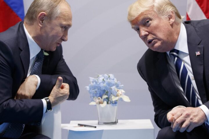 Putin smentisce la telefonata con Trump sull'Ucraina e prepara l'assalto: "50mila soldati ammassati"