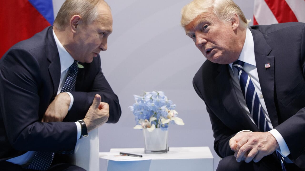 Putin smentisce la telefonata con Trump sull'Ucraina e prepara l'assalto: "50mila soldati ammassati"