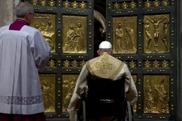 Aperta la Porta Santa, al via il Giubileo 2025. Il Papa: "Speranza incompatibile con quieto vivere"