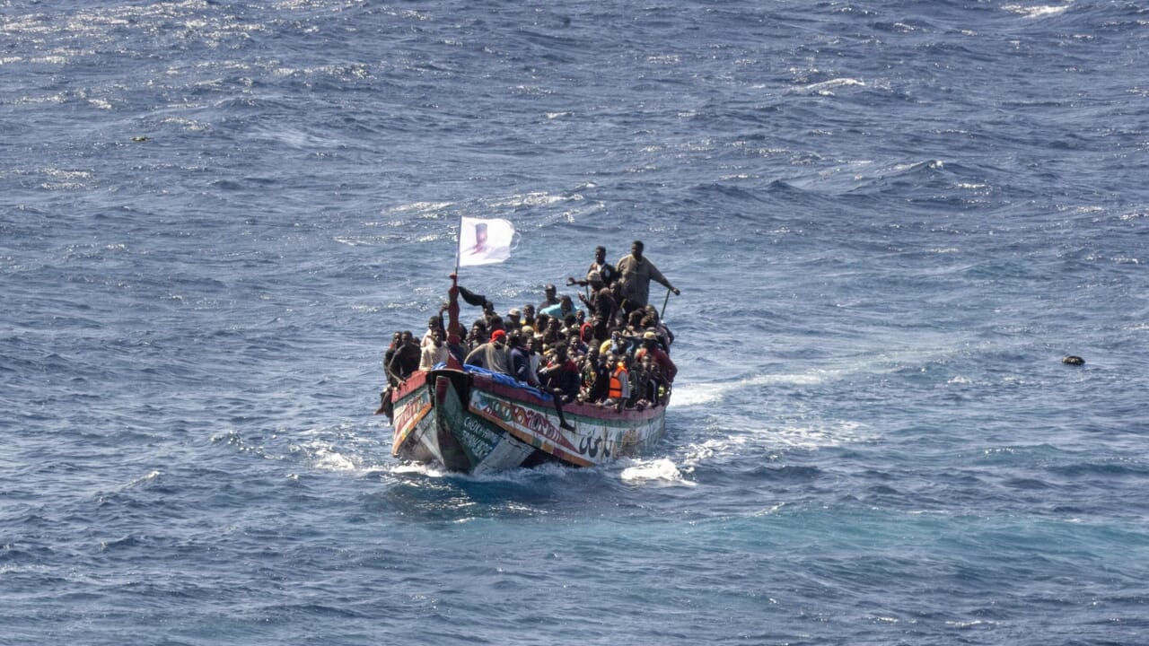 Crollano i migranti arrivati in Italia (grazie a Libia e Tunisia), boom della rotta verso le Canarie