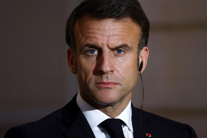 Francia nel caos dopo la caduta del governo Barnier: Macron parla alla nazione