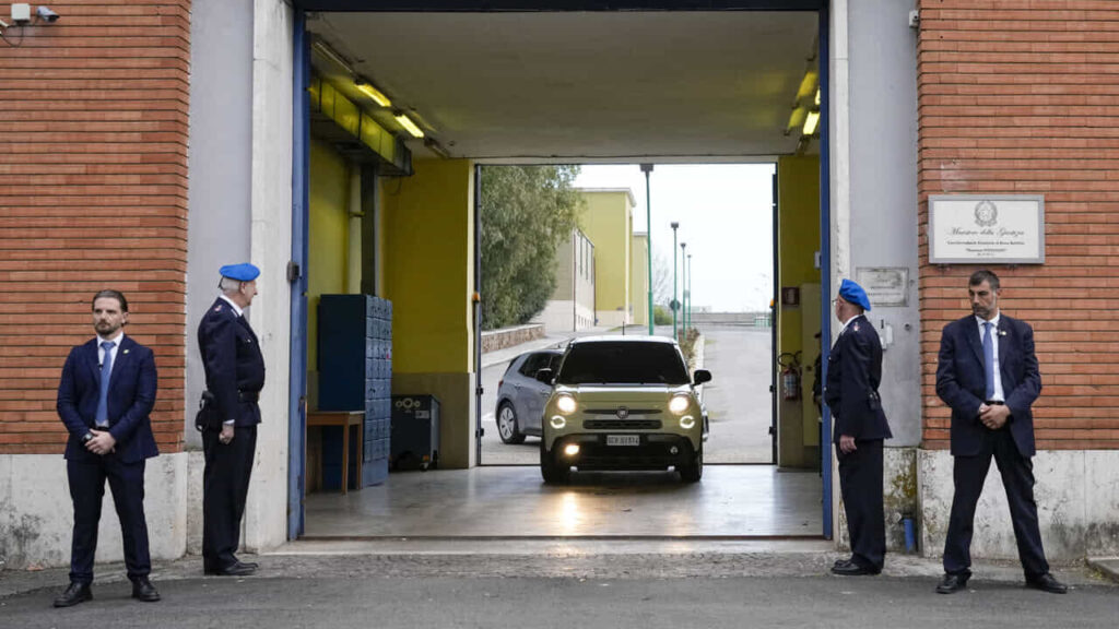 Giubileo, Papa Francesco apre la porta Santa nel carcere di Rebibbia: il messaggio ai detenuti