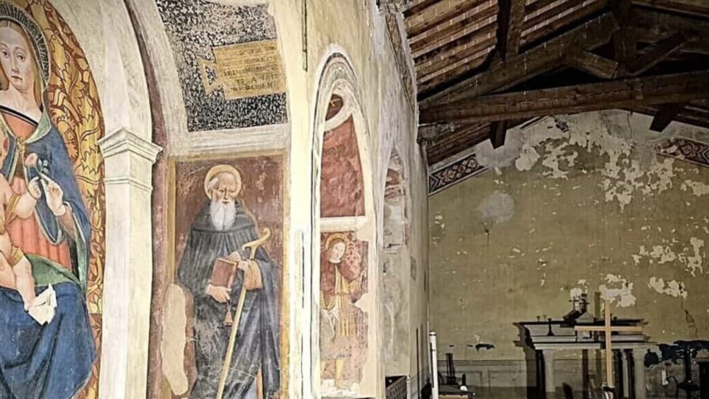 Il gioiello del Rinascimento cade a pezzi: l'incredibile scoperta nella chiesa abbandonata