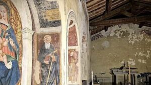 Il gioiello del Rinascimento cade a pezzi: l'incredibile scoperta nella chiesa abbandonata