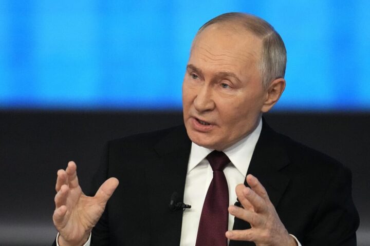 Putin pronto a colloqui con Trump sull'Ucraina: "Ma Zelensky è presidente illegittimo"